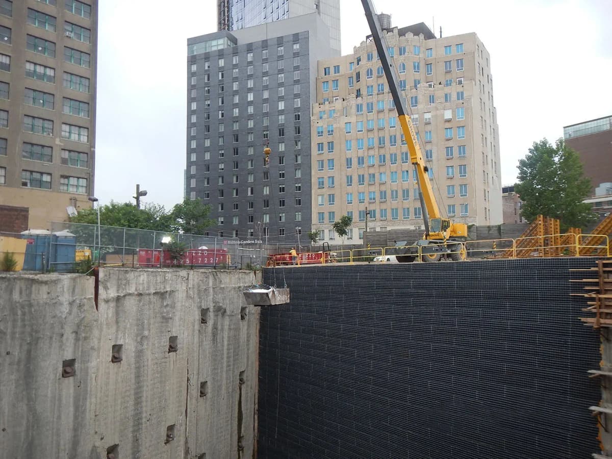 Construction of a mechanically stabilized earth wall for massive tunnel expansion using StrataGrid™and StrataWeb®