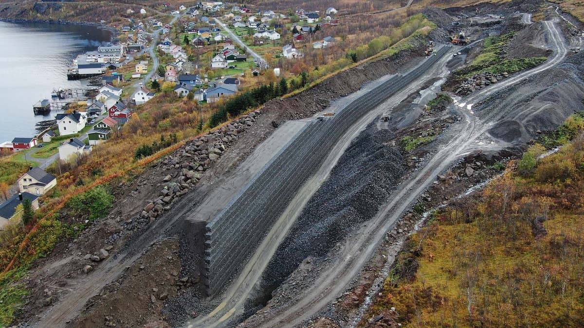 StrataGrid® geogrids used to build a MSE Wall for snow avalanche protection
