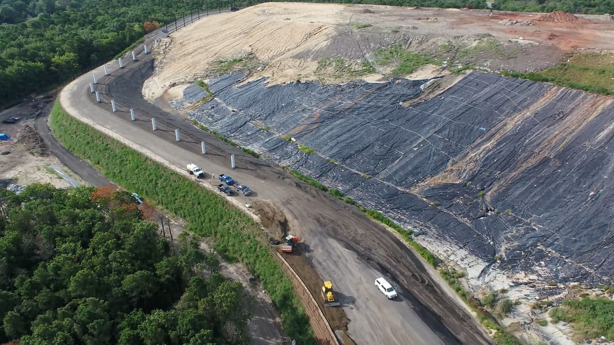 Leachate drainage on side slopes and sump areas