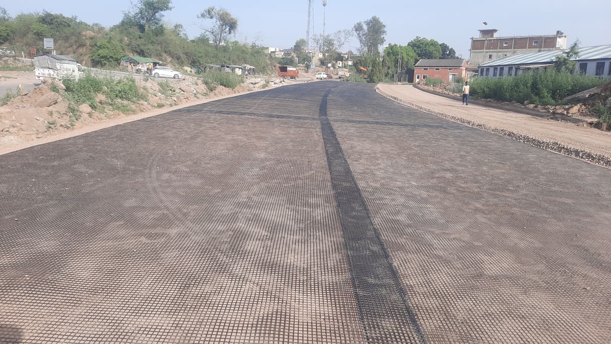 StrataGrid Uniaxial Geogrid installation