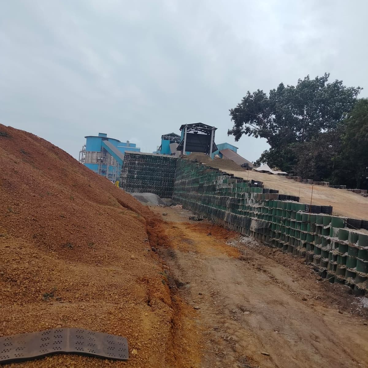 Drilling and piling rigs